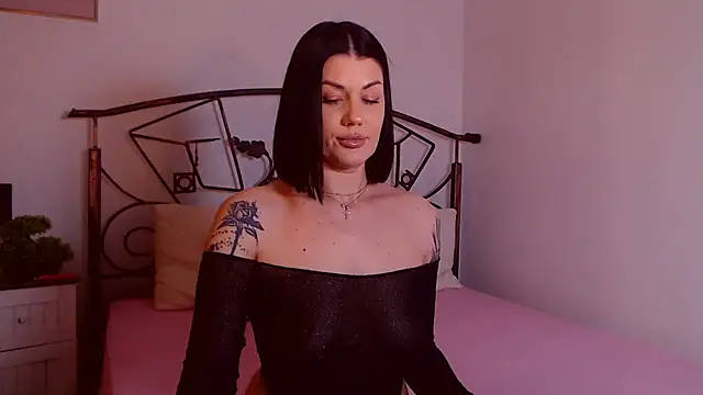 YvonneEverlee online show from February 23, 2026, 9:04 pm