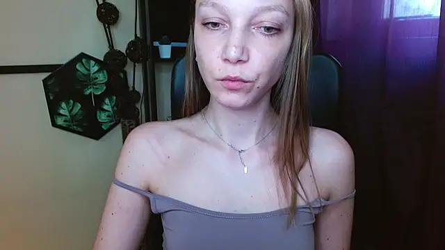 Snapshot of EmillyPlay chatting on April 20, 2026, 1:45 pm EmillyPlay online show from April 20, 2026, 1:45 pm