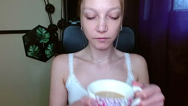 Snapshot of EmillyPlay chatting on April 21, 2026, 5:36 am EmillyPlay online show from April 21, 2026, 5:36 am