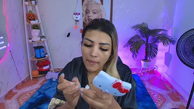 SALOOMEE   online show from November 18, 2025, 11:24 am