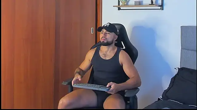 Snapshot of ethaanjones chatting on October 2, 2025, 7:39 pm ethaanjones online show from October 2, 2025, 7:39 pm