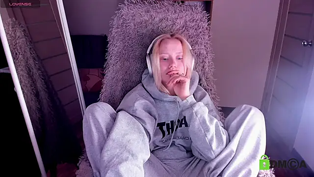 Snapshot of MalenaErnman chatting on January 26, 2025, 1:36 pm MalenaErnman online show from January 26, 2025, 1:36 pm