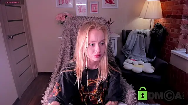 Snapshot of MalenaErnman chatting on March 18, 2025, 10:28 am MalenaErnman online show from March 18, 2025, 10:28 am