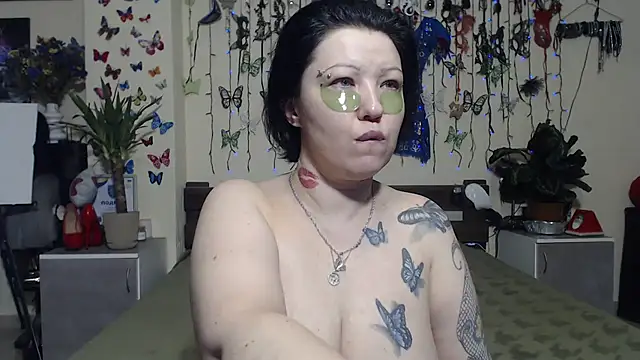 Snapshot of CatWoman2 chatting on December 20, 2024, 2:26 pm CatWoman2 online show from December 20, 2024, 2:26 pm