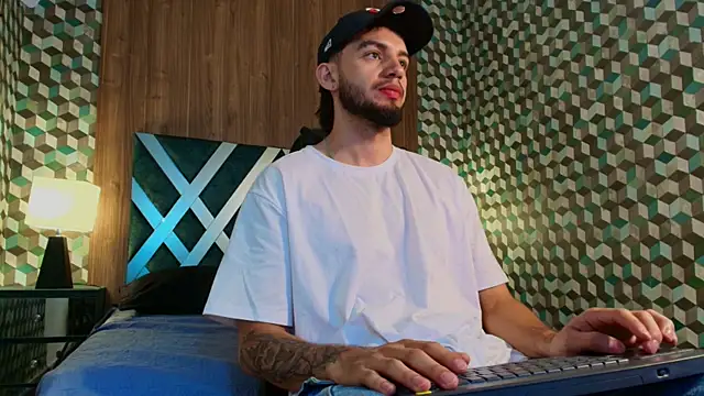 Michael magno online show from November 18, 2025, 5:27 pm