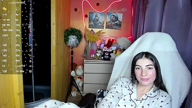 Fiery Brunette  online show from December 21, 2025, 6:42 pm