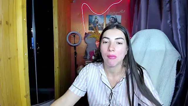 Fiery Brunette  online show from February 18, 2026, 4:32 am