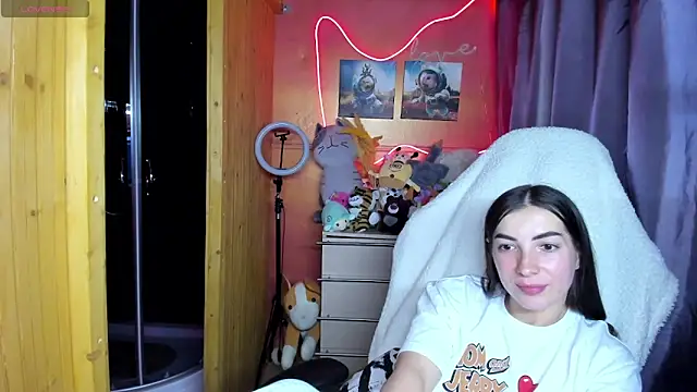 Fiery Brunette  online show from May 19, 2026, 10:44 am