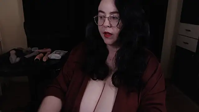 Snapshot of poshmistress chatting on June 3, 2026, 11:42 pm poshmistress online show from June 3, 2026, 11:42 pm