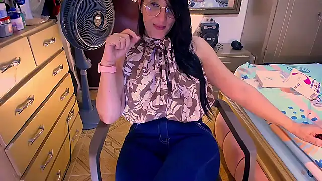 Snapshot of BitterMomXxx chatting on December 5, 2024, 3:53 am BitterMomXxx online show from December 5, 2024, 3:53 am