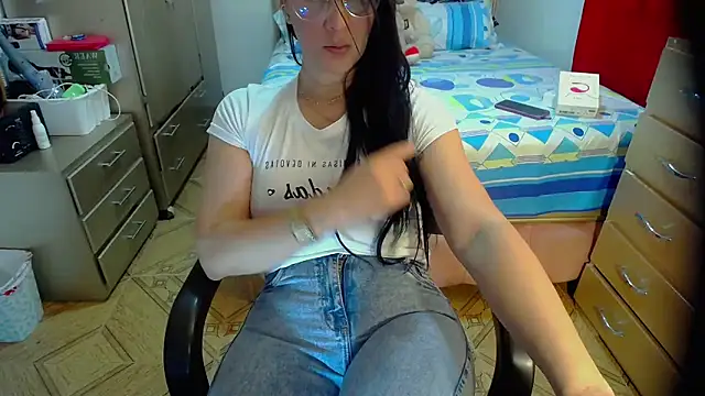 Snapshot of BitterMomXxx chatting on February 25, 2025, 2:04 pm BitterMomXxx online show from February 25, 2025, 2:04 pm