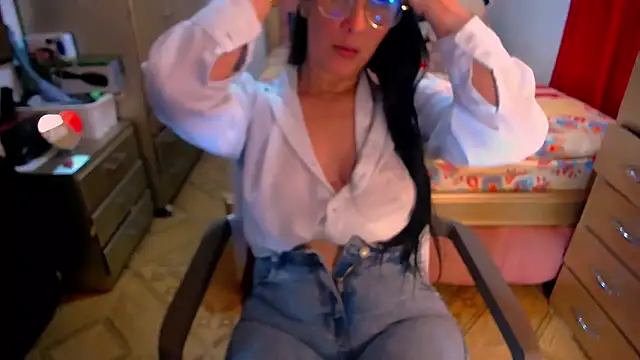 Snapshot of BitterMomXxx chatting on February 7, 2025, 3:45 am BitterMomXxx online show from February 7, 2025, 3:45 am