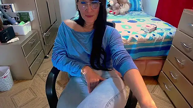 Snapshot of BitterMomXxx chatting on February 26, 2025, 2:52 am BitterMomXxx online show from February 26, 2025, 2:52 am