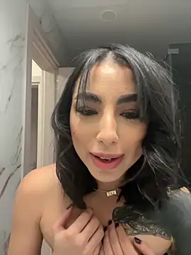 catalina  23 online show from December 5, 2025, 7:45 pm