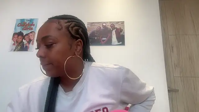 Snapshot of ChocolateCakeQueen chatting on May 20, 2026, 11:02 pm ChocolateCakeQueen online show from May 20, 2026, 11:02 pm