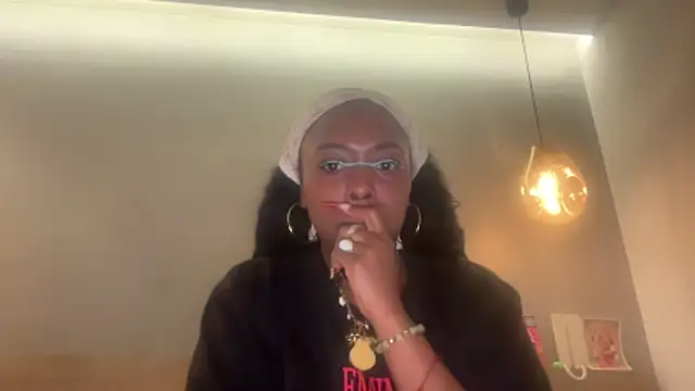 Snapshot of ChocolateCakeQueen chatting on May 1, 2026, 3:55 am ChocolateCakeQueen online show from May 1, 2026, 3:55 am