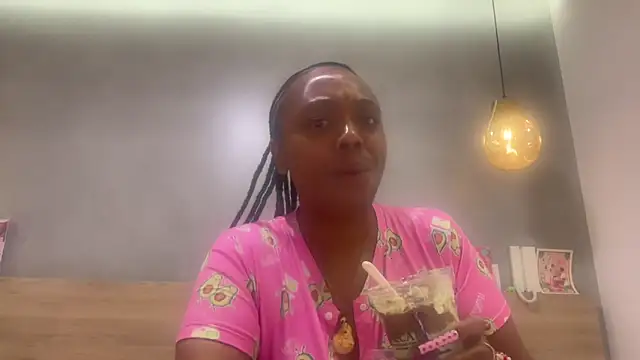 Snapshot of ChocolateCakeQueen chatting on May 15, 2026, 12:30 am ChocolateCakeQueen online show from May 15, 2026, 12:30 am