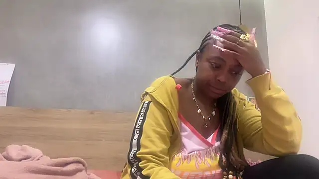 Snapshot of ChocolateCakeQueen chatting on May 19, 2026, 3:35 am ChocolateCakeQueen online show from May 19, 2026, 3:35 am