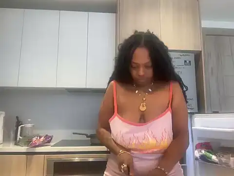 Snapshot of ChocolateCakeQueen chatting on April 18, 2026, 10:43 pm ChocolateCakeQueen online show from April 18, 2026, 10:43 pm
