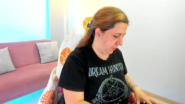 Snapshot of katie_joness_ chatting on September 30, 2025, 1:06 pm katie joness  online show from September 30, 2025, 1:06 pm