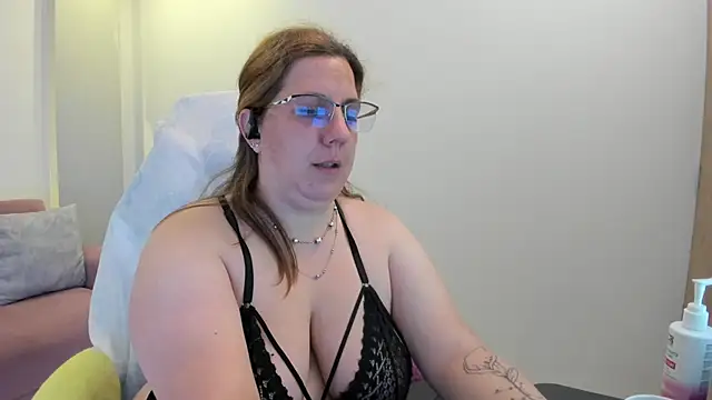 Snapshot of katie_joness_ chatting on September 12, 2025, 12:49 pm katie joness  online show from September 12, 2025, 12:49 pm