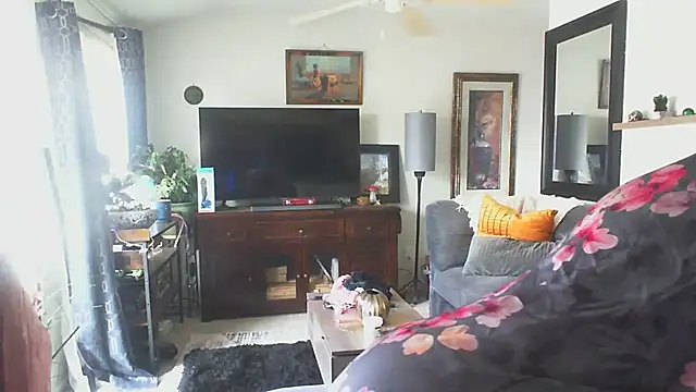 Snapshot of CeceilaMoon chatting on February 16, 2026, 5:55 pm CeceilaMoon online show from February 16, 2026, 5:55 pm