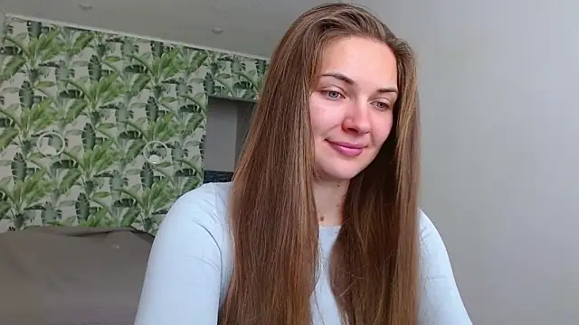 Snapshot of Olivia_shine chatting on October 6, 2025, 4:24 am Olivia shine online show from October 6, 2025, 4:24 am