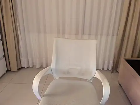 kiaraowen online show from October 28, 2025, 3:51 am