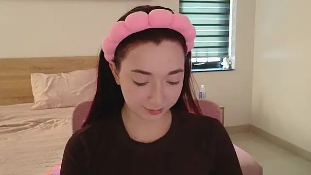 YasmineWest online show from June 5, 2026, 2:05 am