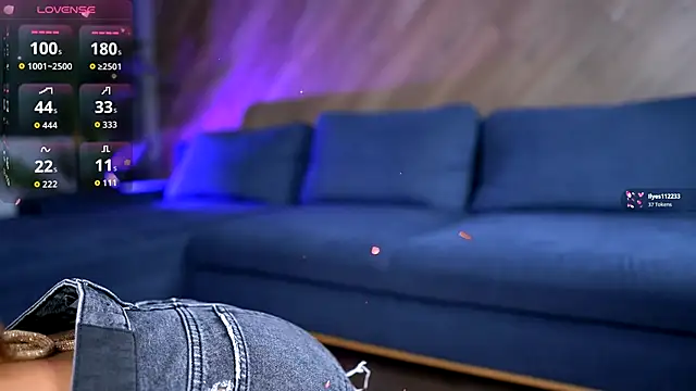 Snapshot of EsmeAinsley chatting on December 14, 2025, 2:51 am EsmeAinsley online show from December 14, 2025, 2:51 am