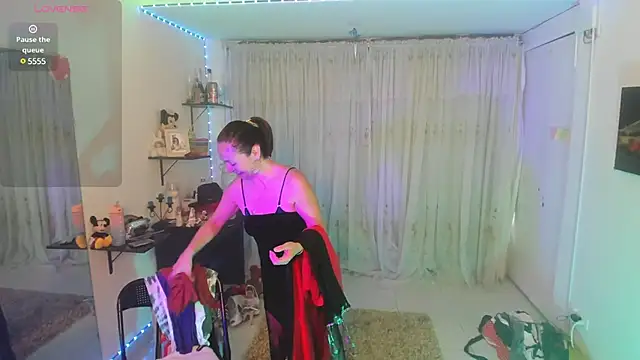 lollita 23  online show from February 14, 2025, 7:44 pm