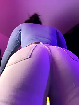 JulianaCastillo online show from November 26, 2025, 9:20 am