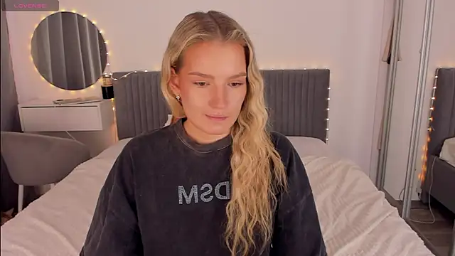 Snapshot of CassieRayss chatting on April 8, 2026, 10:06 am CassieRayss online show from April 8, 2026, 10:06 am