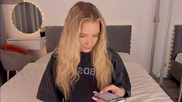 Snapshot of CassieRayss chatting on April 6, 2026, 11:44 am CassieRayss online show from April 6, 2026, 11:44 am