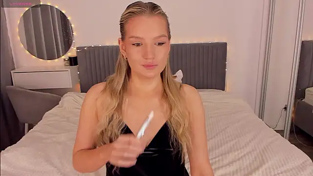 Snapshot of CassieRayss chatting on March 18, 2026, 8:39 am CassieRayss online show from March 18, 2026, 8:39 am