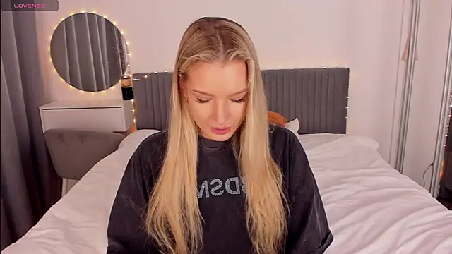 Snapshot of CassieRayss chatting on March 10, 2026, 11:36 am CassieRayss online show from March 10, 2026, 11:36 am