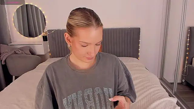 Snapshot of CassieRayss chatting on April 16, 2026, 8:59 am CassieRayss online show from April 16, 2026, 8:59 am