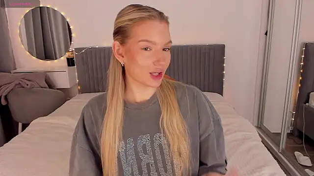 Snapshot of CassieRayss chatting on April 15, 2026, 9:04 am CassieRayss online show from April 15, 2026, 9:04 am