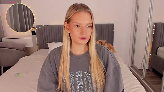 Snapshot of CassieRayss chatting on April 13, 2026, 11:14 am CassieRayss online show from April 13, 2026, 11:14 am