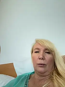 Snapshot of EmmaInLove23 chatting on October 8, 2025, 2:35 am EmmaInLove23 online show from October 8, 2025, 2:35 am