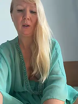 EmmaInLove23 online show from February 12, 2026, 2:11 am