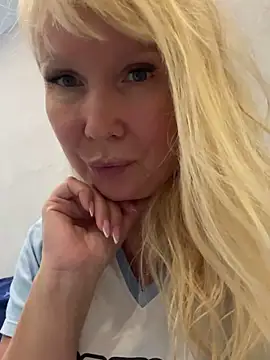 Snapshot of EmmaInLove23 chatting on November 10, 2025, 7:02 am EmmaInLove23 online show from November 10, 2025, 7:02 am