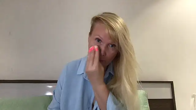 Snapshot of EmmaInLove23 chatting on March 7, 2025, 6:57 am EmmaInLove23 online show from March 7, 2025, 6:57 am