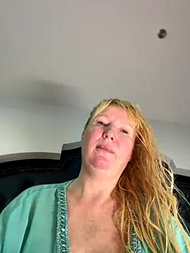 Snapshot of EmmaInLove23 chatting on October 28, 2025, 1:06 am EmmaInLove23 online show from October 28, 2025, 1:06 am