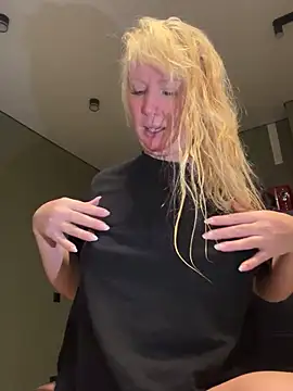 Snapshot of EmmaInLove23 chatting on November 22, 2025, 2:21 am EmmaInLove23 online show from November 22, 2025, 2:21 am