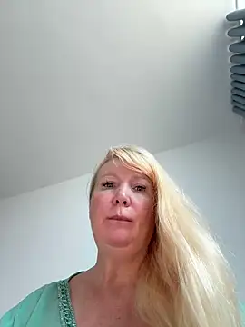 Snapshot of EmmaInLove23 chatting on November 27, 2025, 2:12 am EmmaInLove23 online show from November 27, 2025, 2:12 am