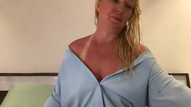 Snapshot of EmmaInLove23 chatting on March 15, 2025, 8:37 am EmmaInLove23 online show from March 15, 2025, 8:37 am