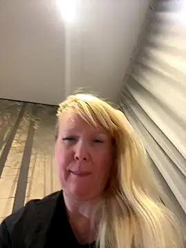 Snapshot of EmmaInLove23 chatting on November 19, 2025, 3:06 am EmmaInLove23 online show from November 19, 2025, 3:06 am