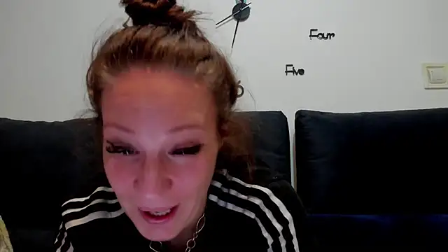 Snapshot of VanessaSquirtt chatting on September 16, 2025, 5:36 pm VanessaSquirtt online show from September 16, 2025, 5:36 pm