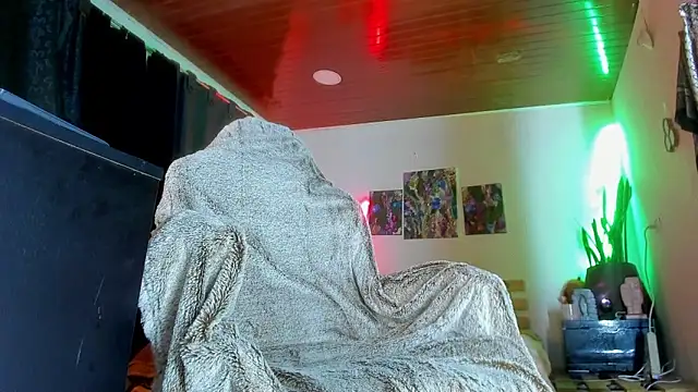 LatinMilk  online show from March 19, 2026, 12:43 am